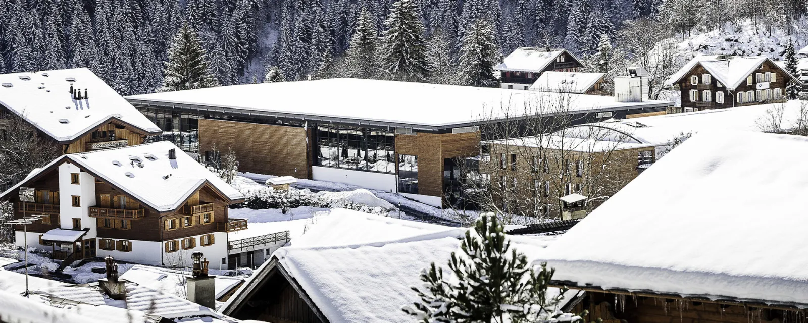 Le centre sportif du Palladium à Champéry sous la neige — Palladium de Champéry