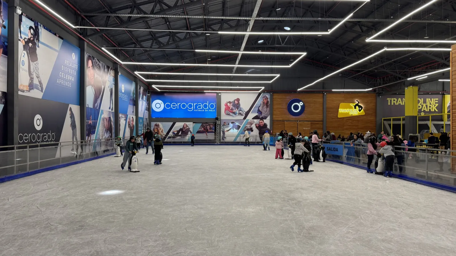 La amplia pista de hielo dentro del Arauco Buenaventura, con el Trampoline Park detrás de las bandas — Cerogrado Arauco Buenaventura (Quilicura)
