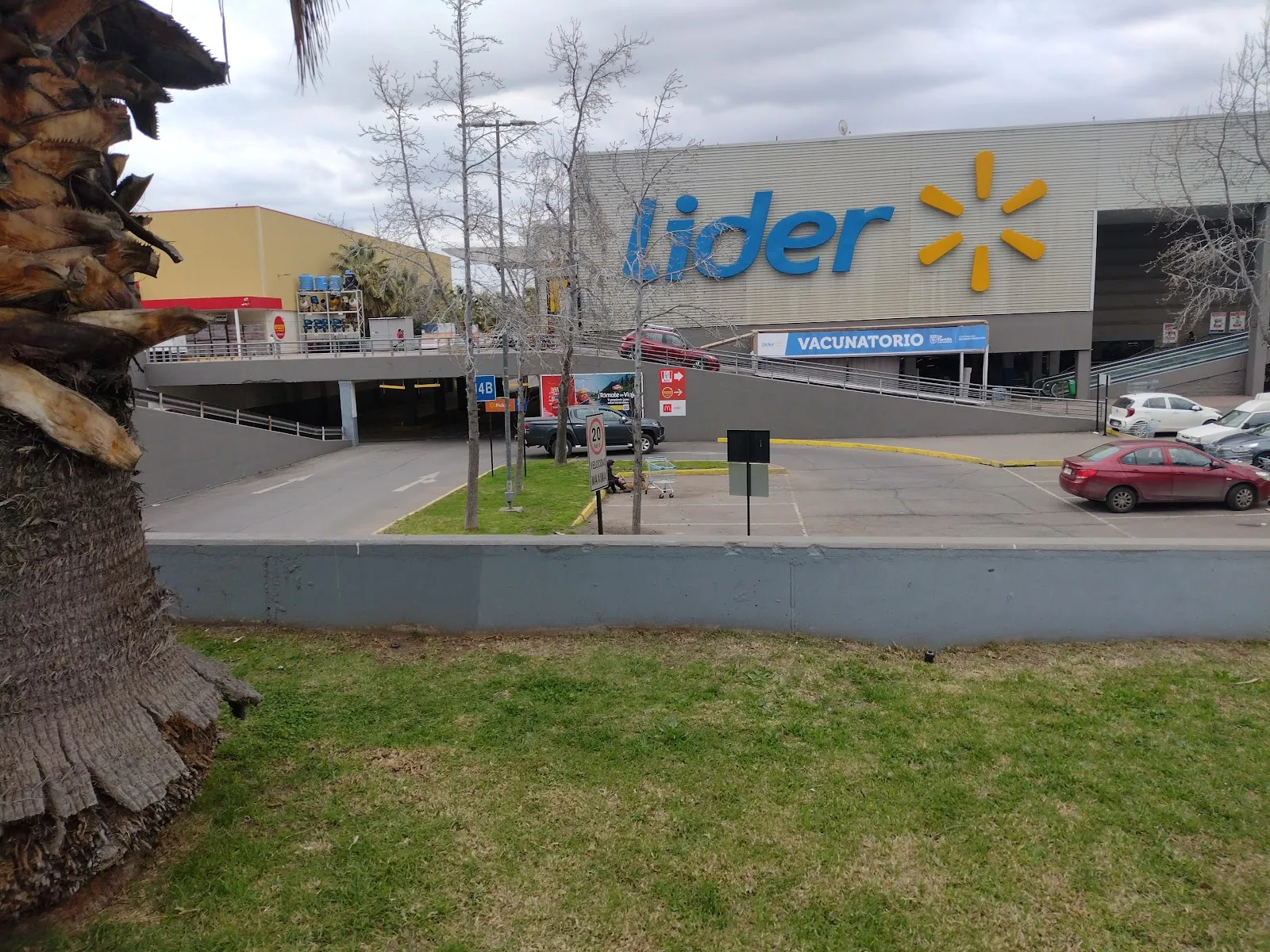 El supermercado Lider de la avenida Santa Amalia en La Florida, el edificio donde se encuentra la pista Cerogrado — Cerogrado La Florida (Santa Amalia)