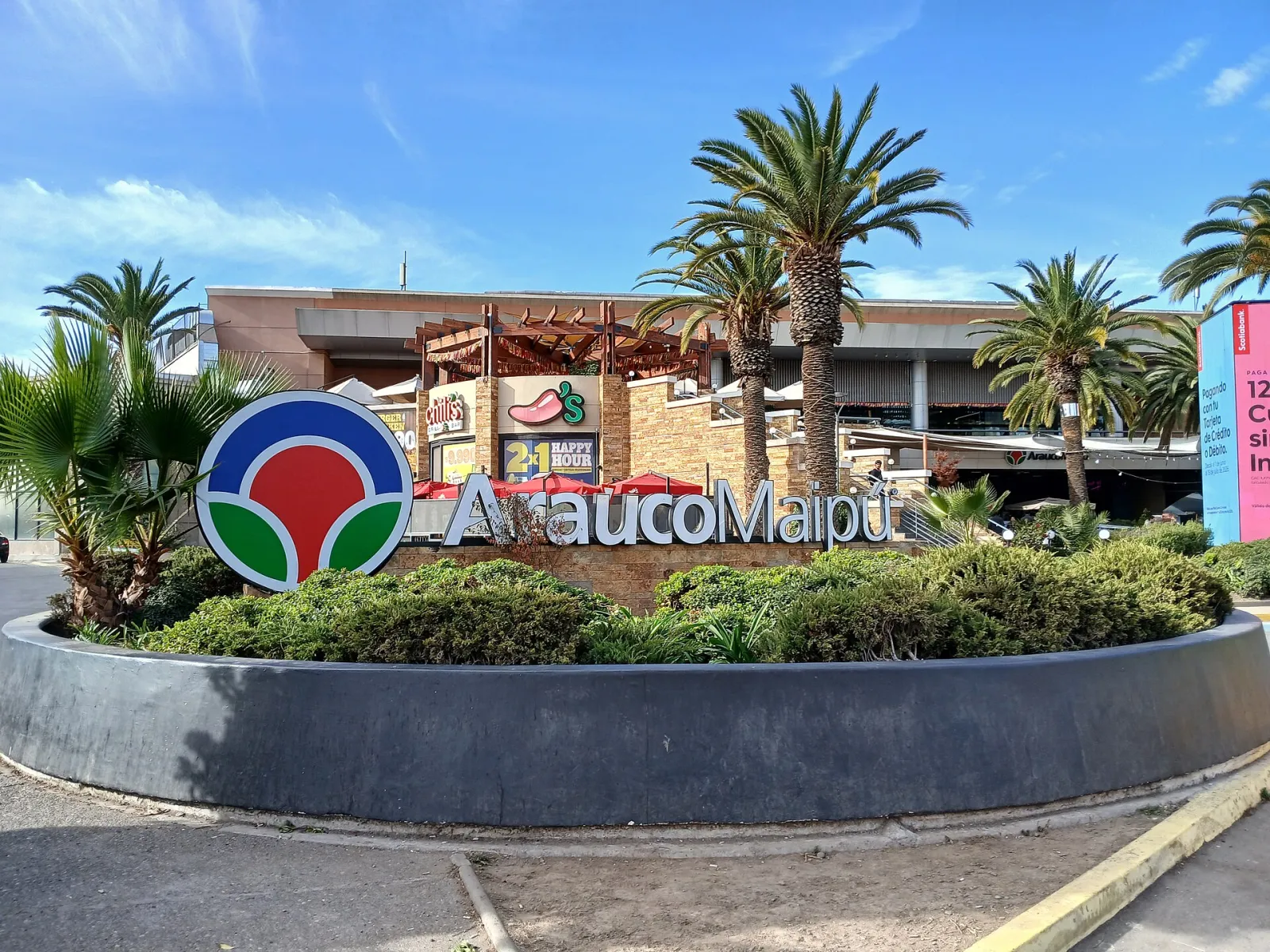 The Mall Arauco Maipú sign and entrance gardens; the Cerogrado rink is inside the mall's food court — Cerogrado Mall Arauco Maipú