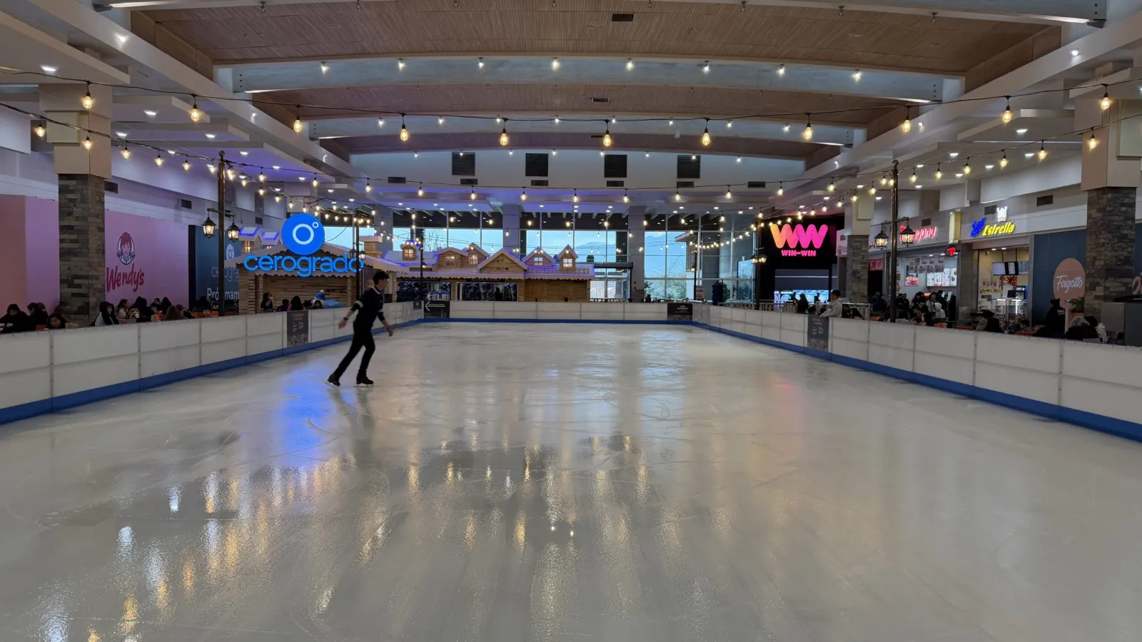 The ice sheet in the Mallplaza Sur food court, with the Cerogrado chalets at the far end — Cerogrado Mallplaza Sur (San Bernardo)