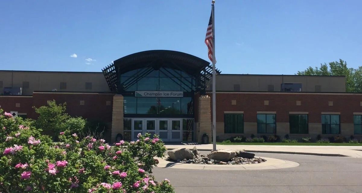 Frente de la arena en un día luminoso de verano — Champlin Ice Forum