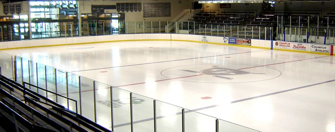 Pista vacía desde la esquina de las gradas — Champlin Ice Forum