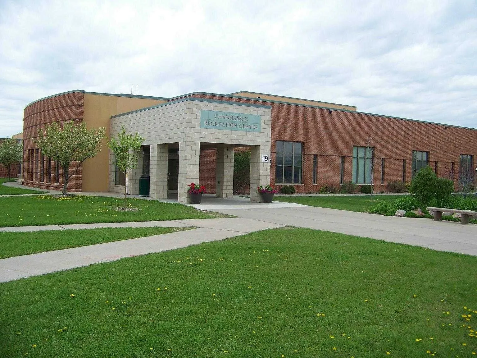 El exterior de Chanhassen Recreation Center Rinks, en una foto de su ficha de Google Maps. — Chanhassen Recreation Center Rinks