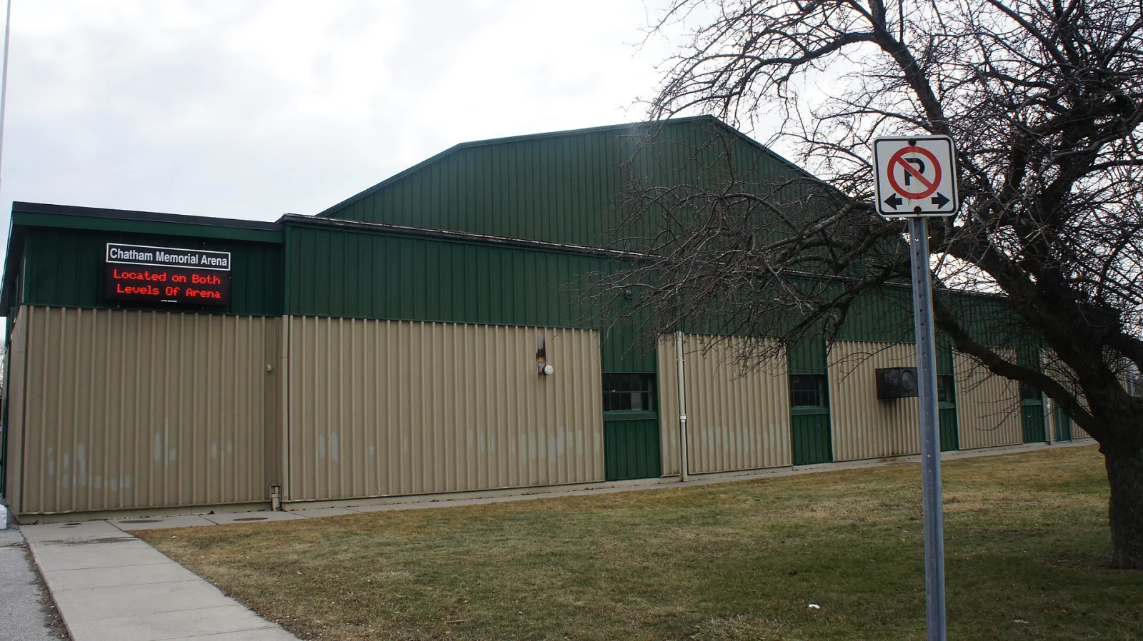 El lado de la calle de la Chatham Memorial Arena en Tweedsmuir Avenue West. — Chatham Memorial Arena
