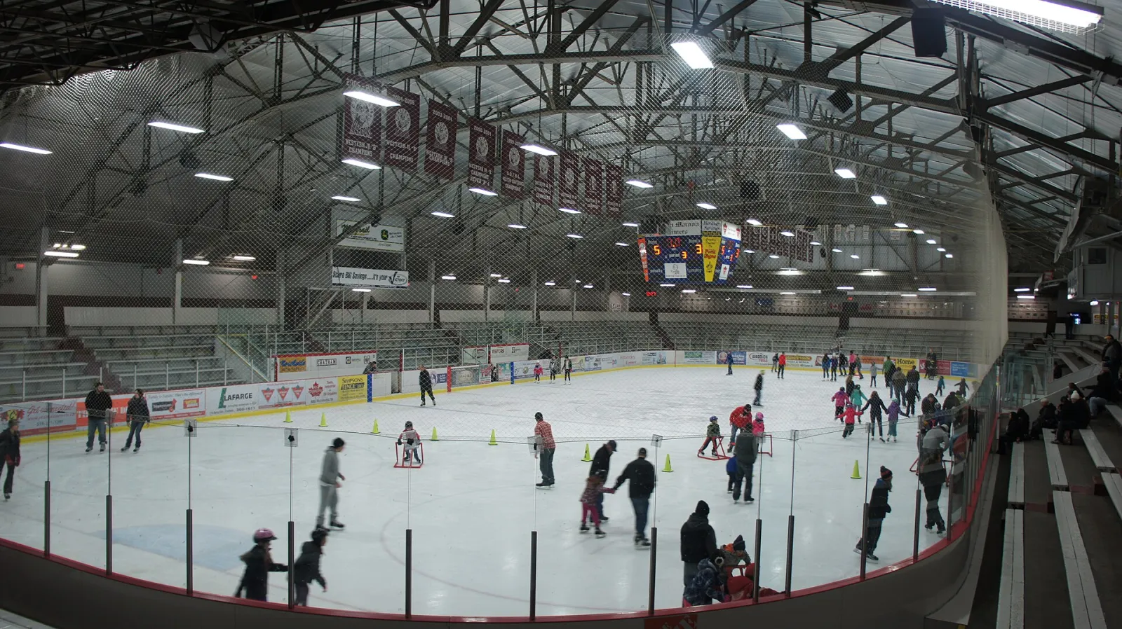 Patinadores en el hielo de la Chatham Memorial Arena. — Chatham Memorial Arena