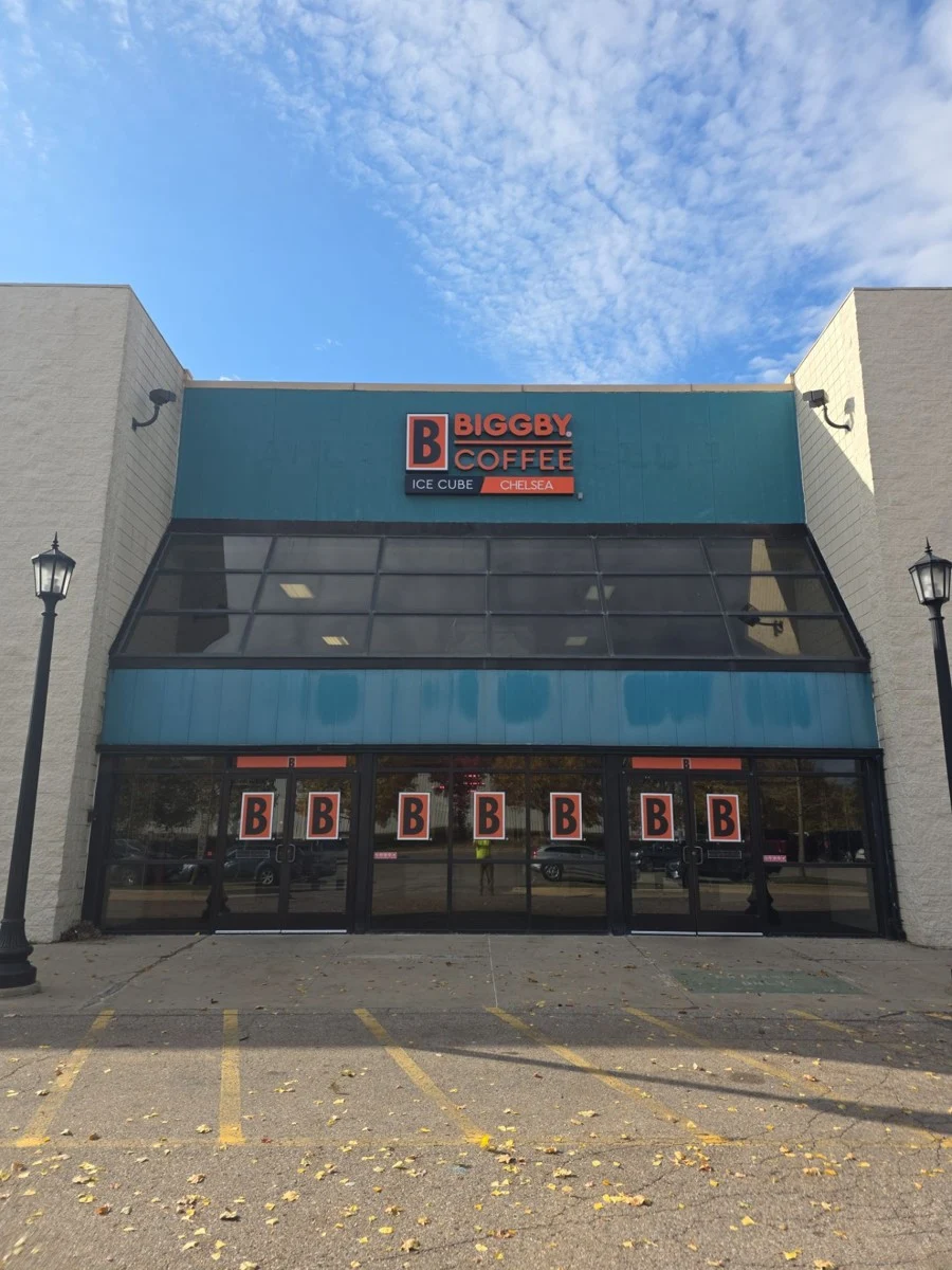 La entrada de la arena de Chelsea, con la marca de BIGGBY COFFEE Ice Cube sobre las puertas. — BIGGBY COFFEE Ice Cube - Chelsea