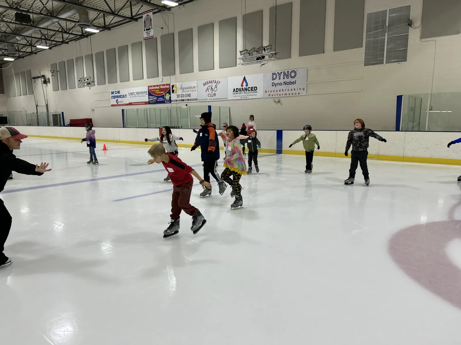 Jóvenes patinadores en el hielo del Cheyenne Ice and Events Center. — Cheyenne Ice and Events Center