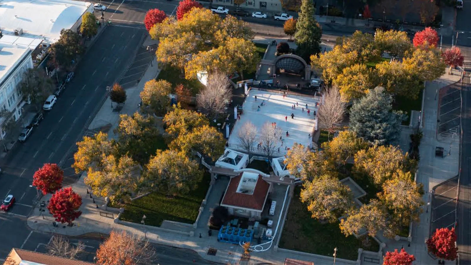 Vista aérea de la Chico Ice Rink en la Downtown Chico Plaza — Chico Ice Rink