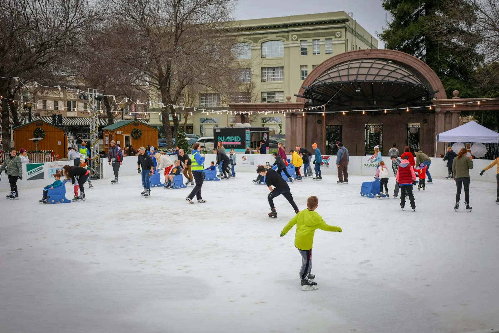 Patinadores en la Chico Ice Rink con el quiosco de música de la plaza detrás — Chico Ice Rink