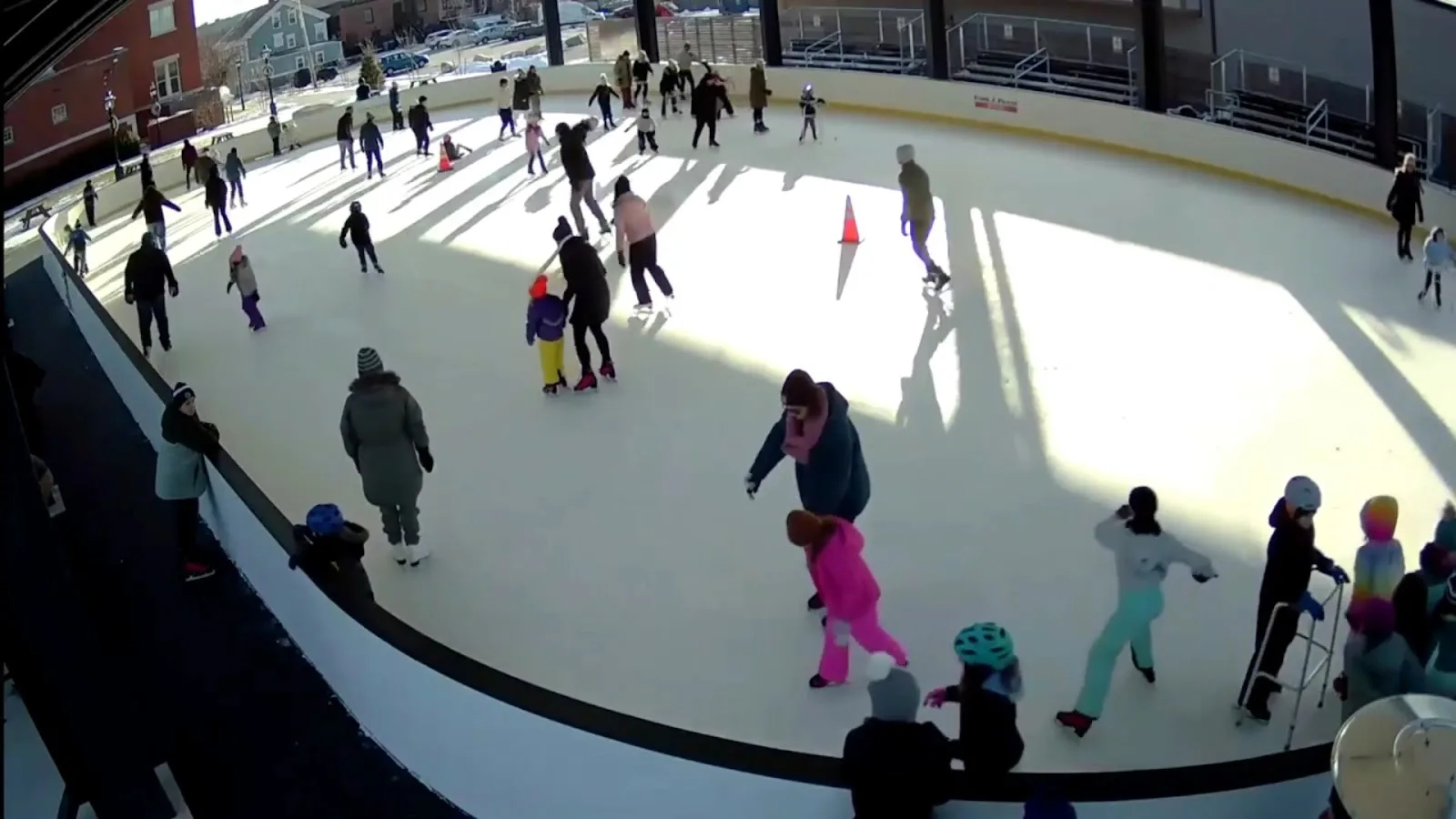 Patinadores sobre el hielo en City Hall Plaza, en Warwick, durante una sesión pública (foto de la ficha de Google Maps). — City Hall Plaza Ice Rink