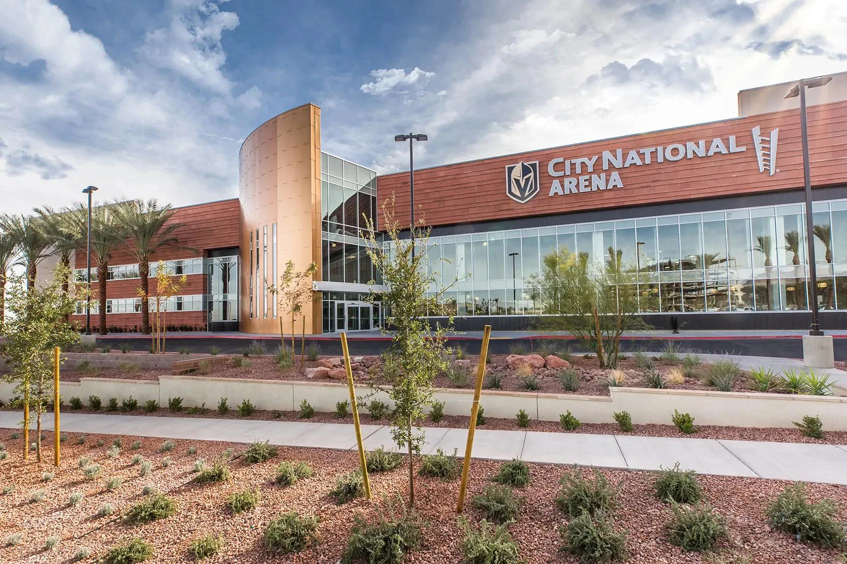 La entrada con fachada de vidrio de City National Arena en Downtown Summerlin. — City National Arena