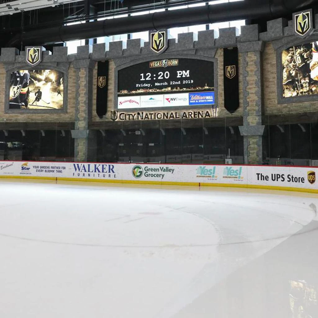 El hielo y el marcador dentro de City National Arena. — City National Arena