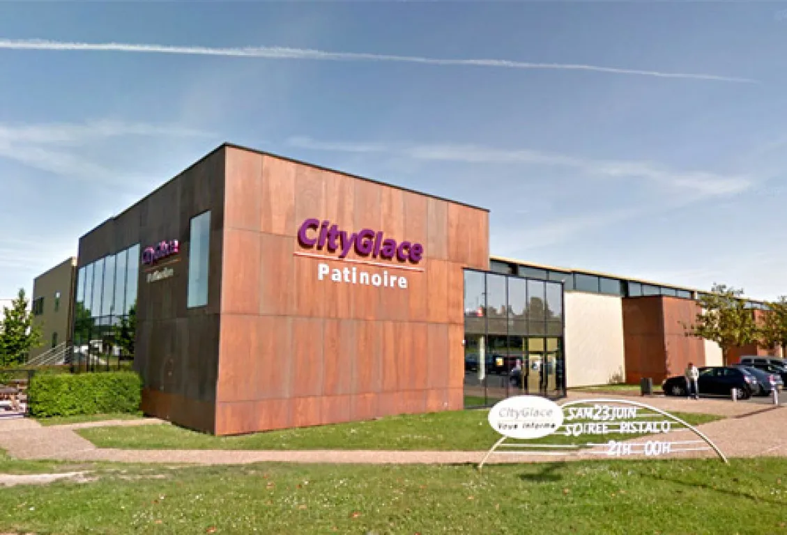 The CityGlace building in Le Mans: a copper-coloured box-shaped building with the CityGlace Patinoire sign. — CityGlace