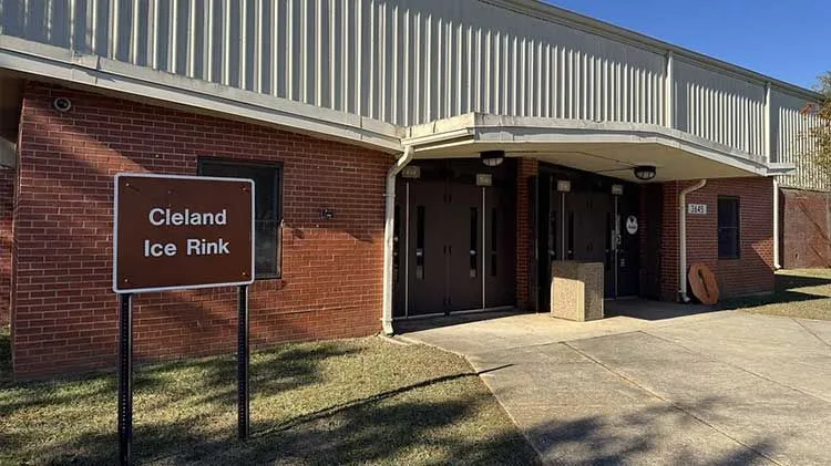 La entrada del edificio de Cleland Ice Rink en Rock Merritt Avenue, Fort Bragg. — Cleland Ice & Inline Skating Rinks