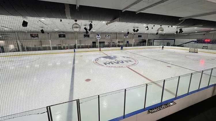 La pista de hielo de Cleland Ice and Inline Skating Rinks, con el logotipo de U.S. Army MWR en el centro del hielo. — Cleland Ice & Inline Skating Rinks