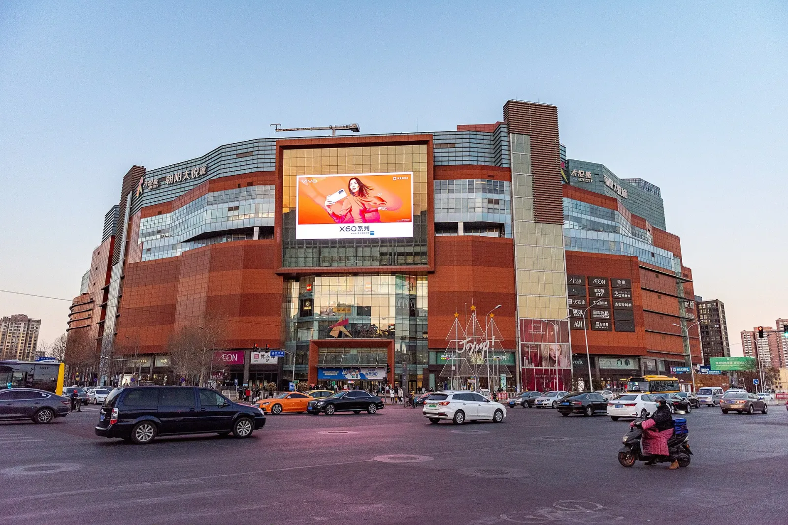 Chaoyang Joy City, the shopping mall whose seventh floor holds the Champion Rink, seen from Chaoyang North Road — Champion Rink, Chaoyang Joy City
