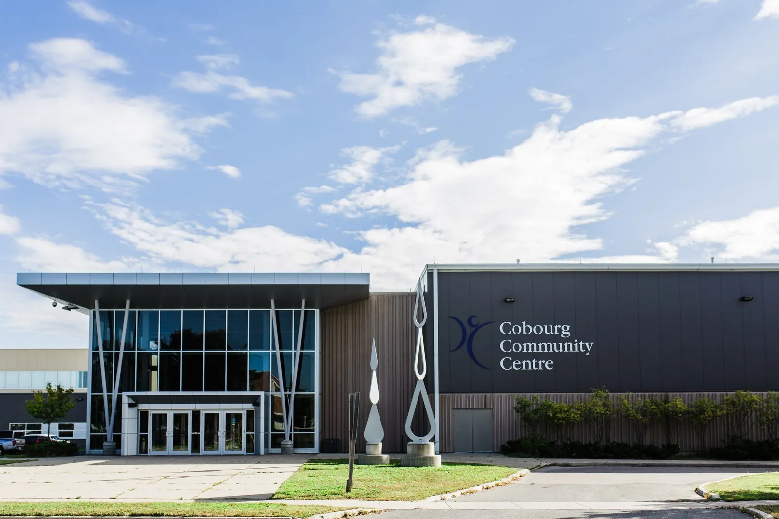 Entrada principal y letrero del Cobourg Community Centre — Cobourg Community Centre