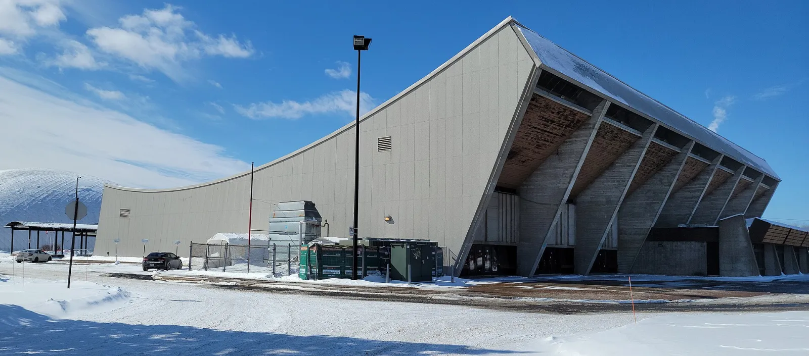 L'aréna Colisée Jean-Béliveau à Longueuil, vu du stationnement. — Colisée Jean-Béliveau