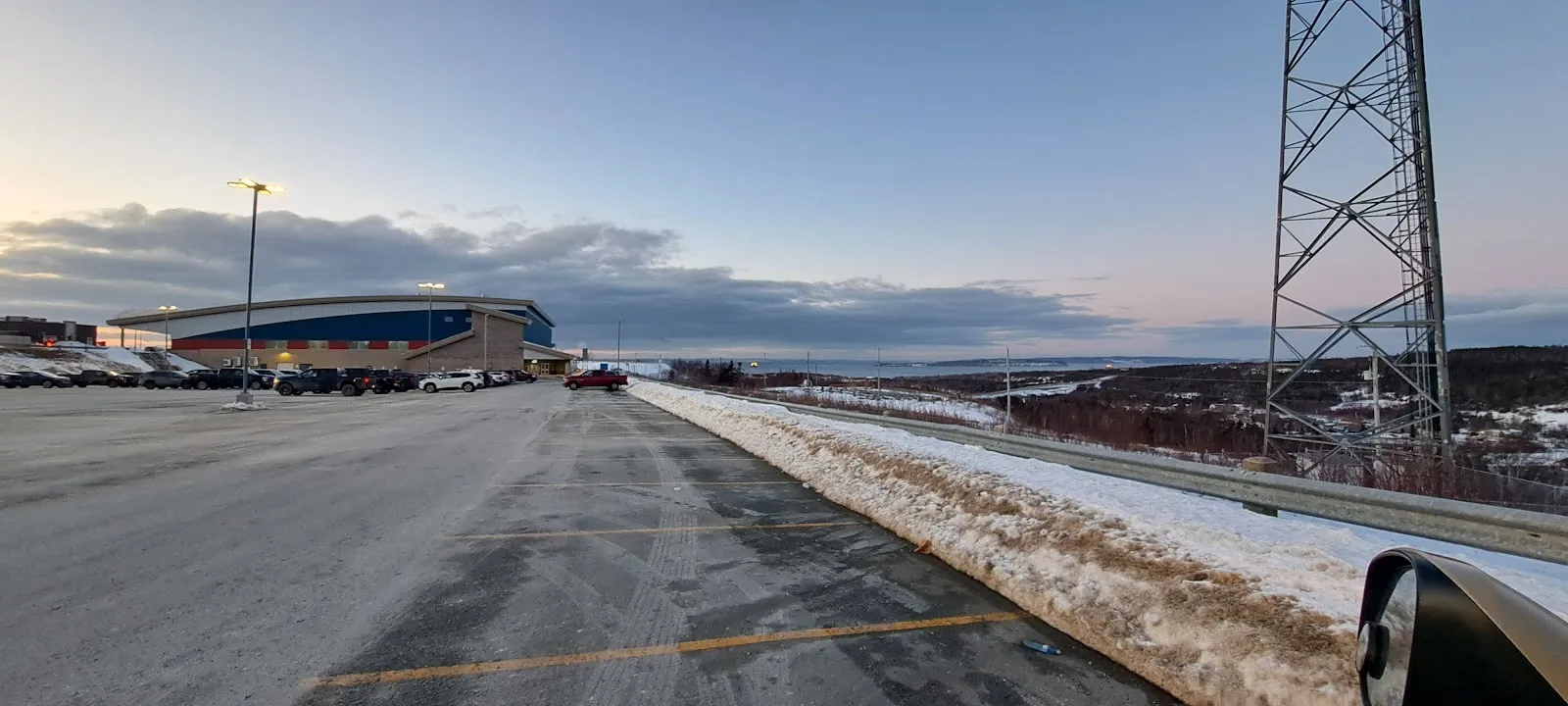 La CBS Arena vista a través del estacionamiento nevado al atardecer — Conception Bay South Arena
