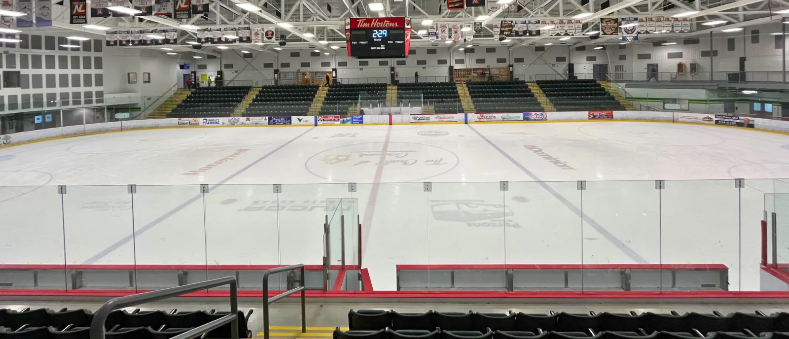 La superficie de hielo y las gradas de la Conception Bay South Arena, de la página de patinaje de la Ciudad de Conception Bay South. — Conception Bay South Arena