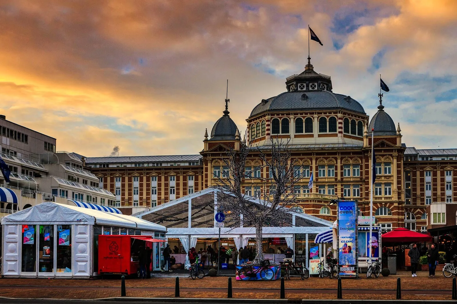 De tenten van Cool Event op het Kurhausplein voor het Kurhaus – Cool Event Scheveningen