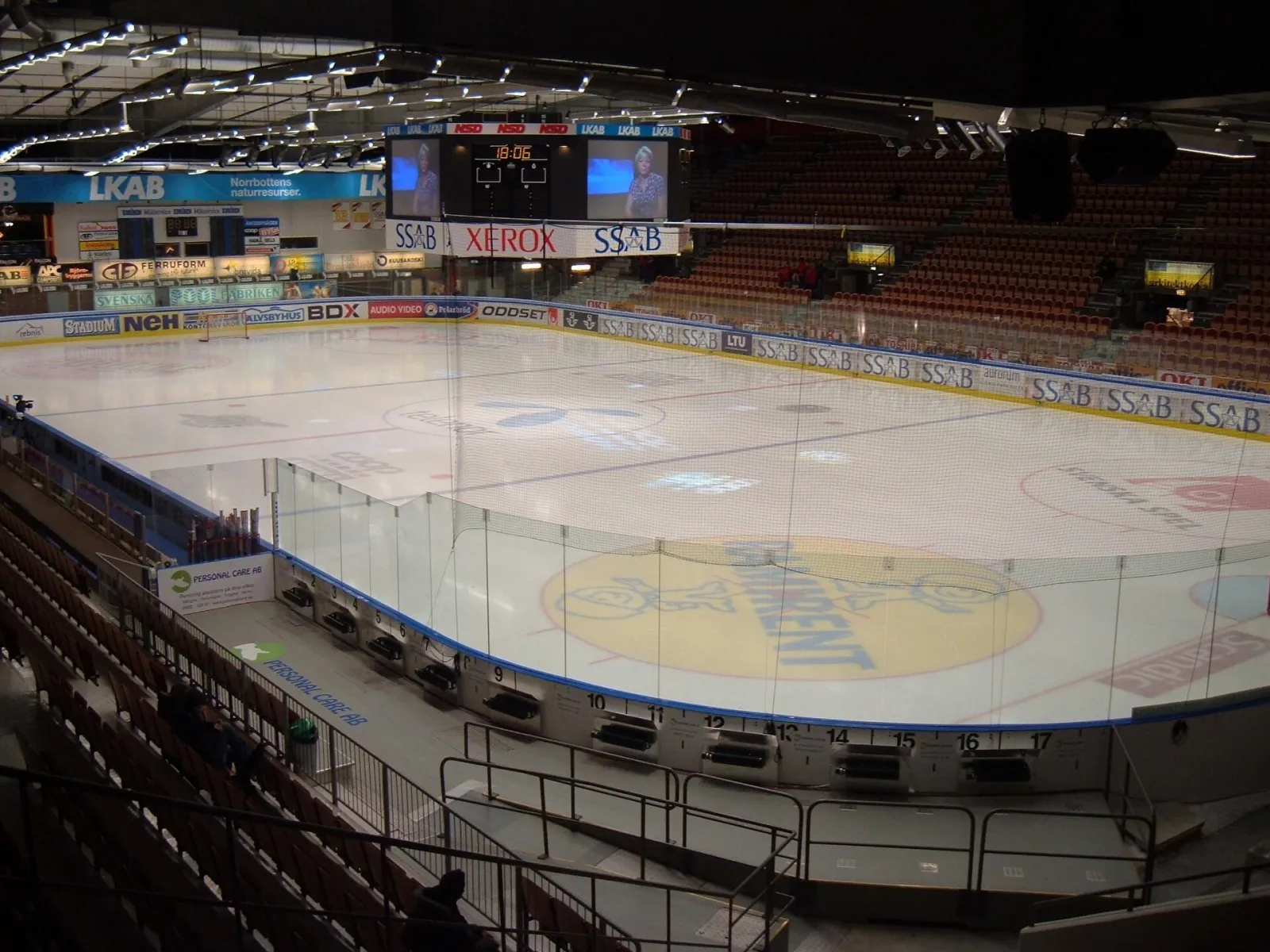 Isen och läktarna i huvudhallen i Coop Norrbotten Arena (då Coop Arena) i Luleå – Coop Norrbotten Arena