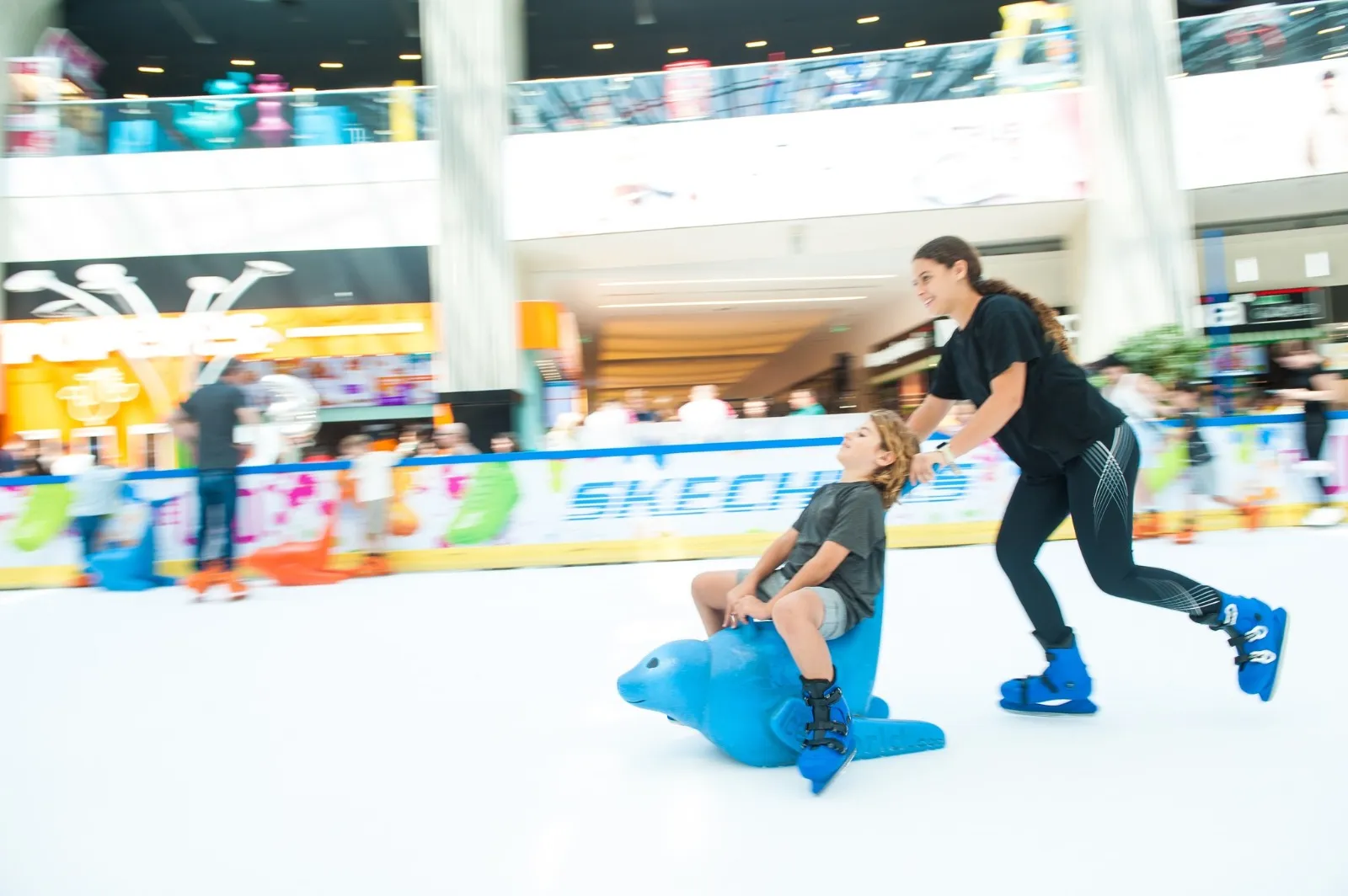 Patinoarul Cotroceni On Ice văzut de sus, în interiorul mallului AFI Cotroceni — Cotroceni On Ice (AFI Cotroceni)