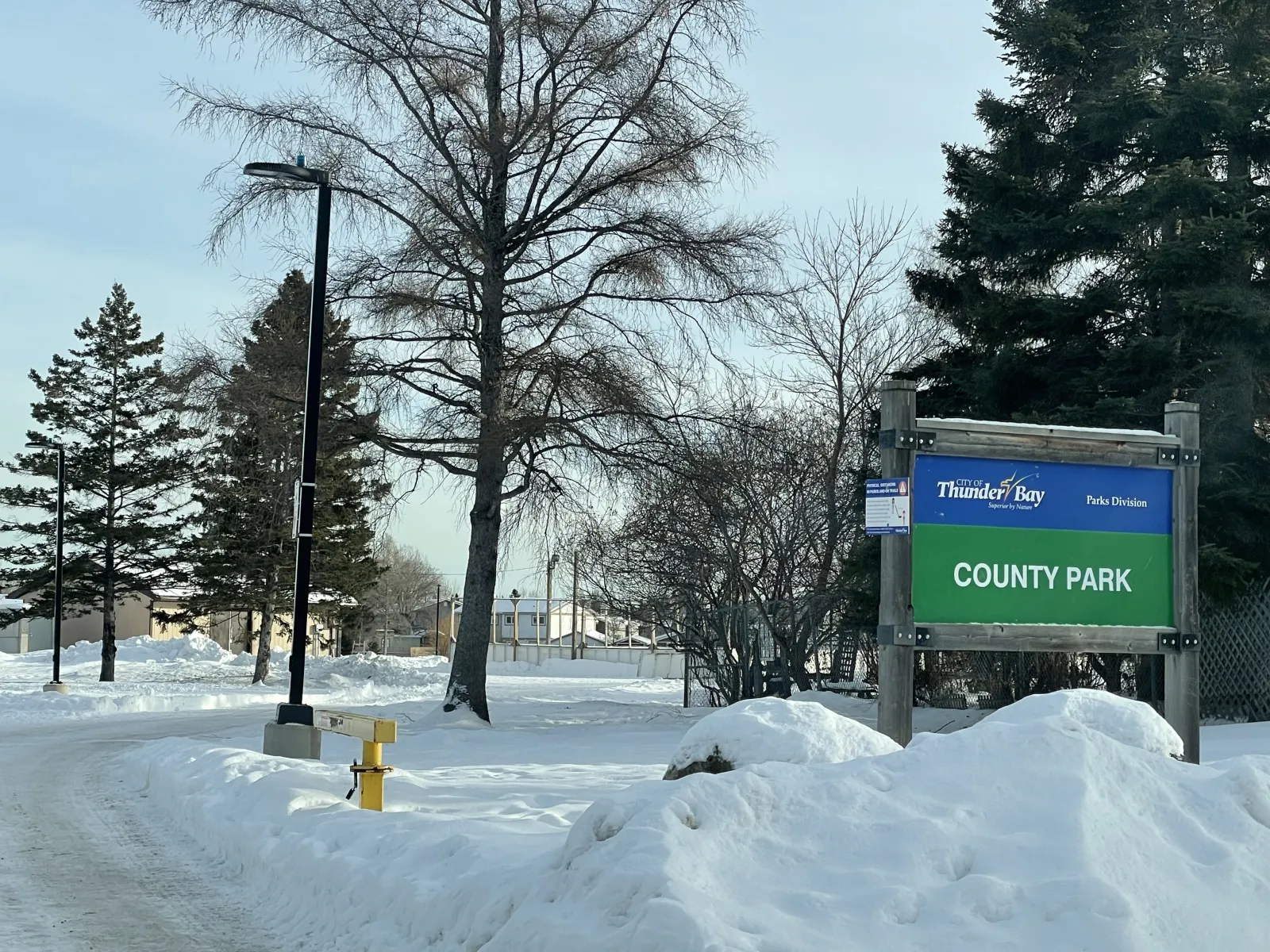 El letrero de County Park en la esquina del parque — County Park Outdoor Rink