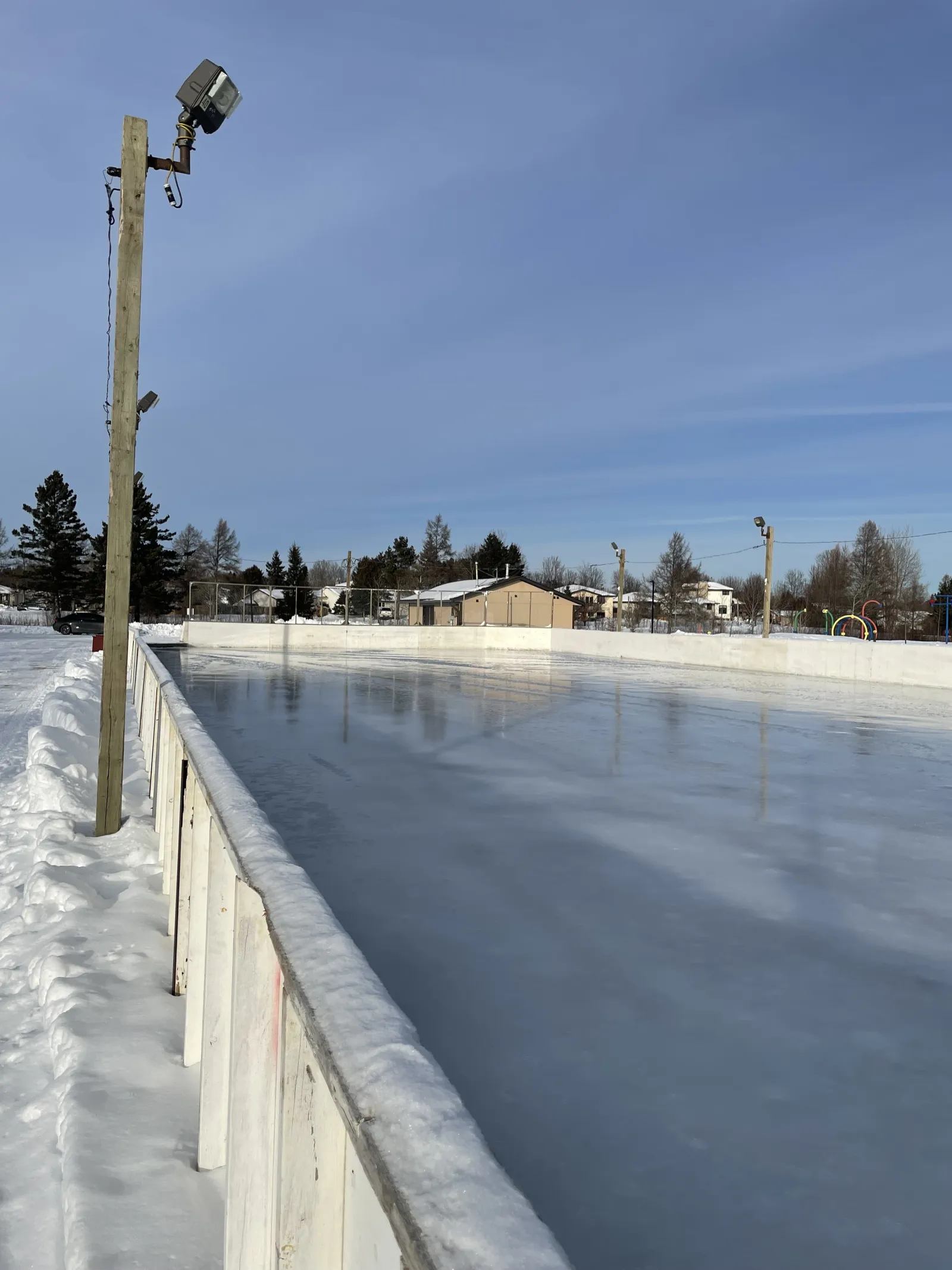 La pista con vallas de County Park con una superficie de hielo despejada — County Park Outdoor Rink