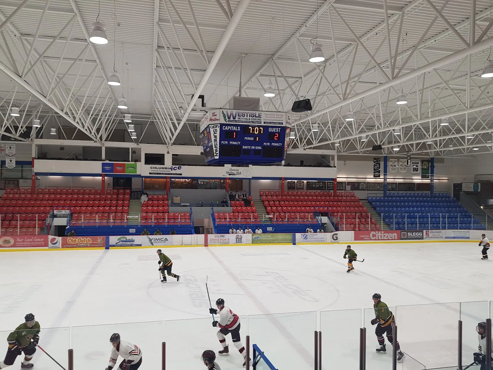 Hielo y gradas del Cowichan Arena durante un partido, vistos desde el cristal — Cowichan Arena (Cowichan Community Centre)