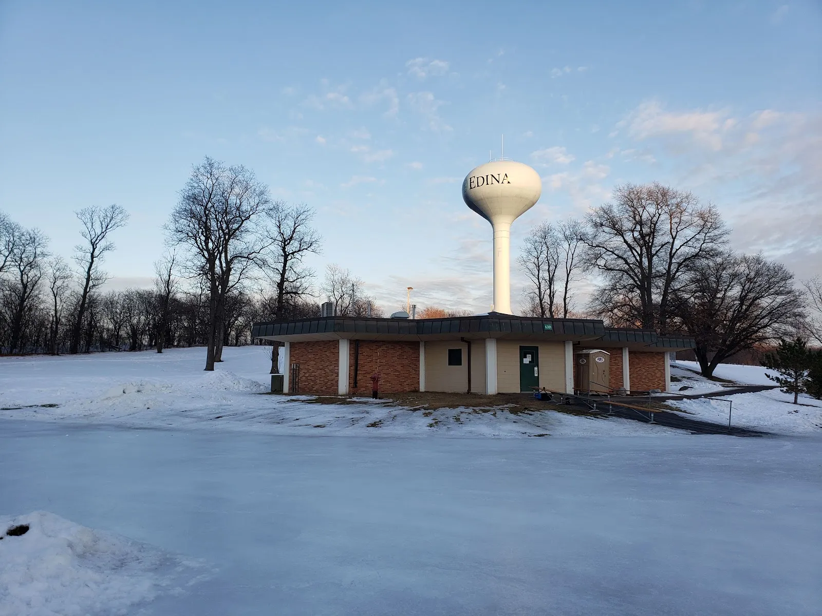 El exterior de Creek Valley Park Ice Rinks, en una foto de su ficha de Google Maps. — Creek Valley Park Ice Rinks