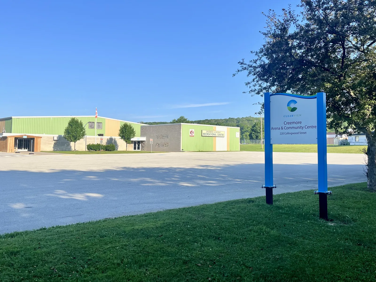 El Creemore Arena and Community Centre visto desde el estacionamiento, con el letrero de Clearview del 220 de Collingwood Street en primer plano. — Creemore Arena
