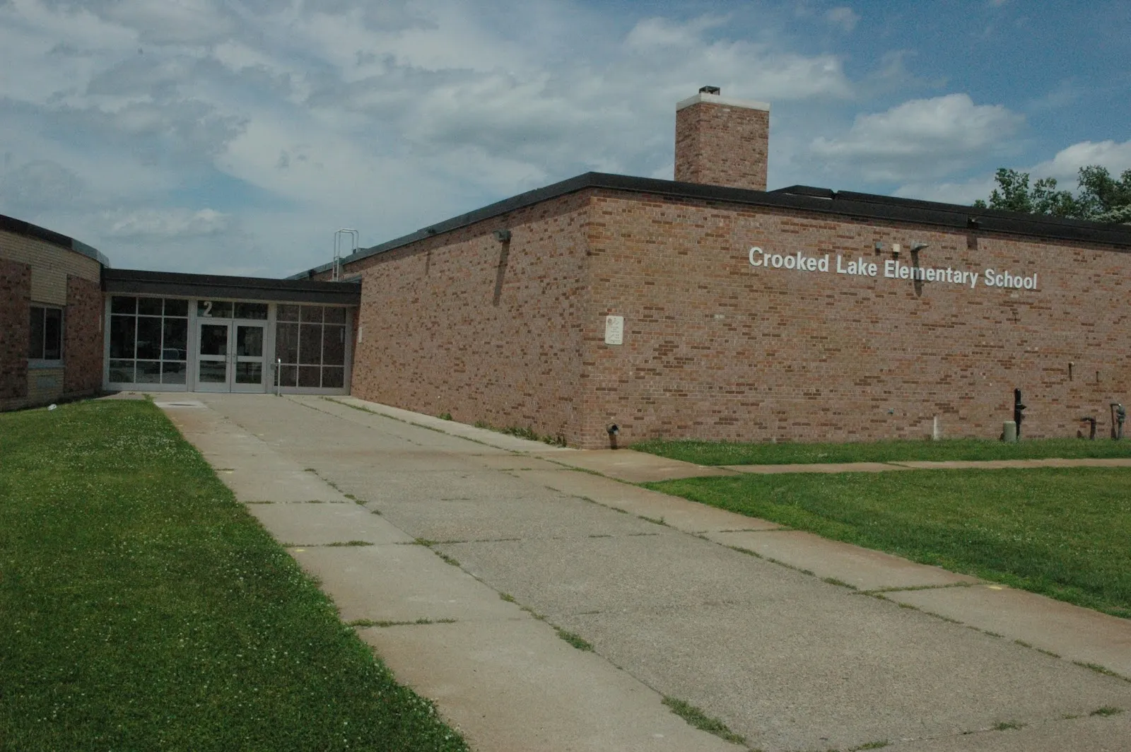 Crooked Lake Elementary School, whose grounds hold the outdoor rinks, in a photo from its Google Maps listing. — Crooked Lake School Ice Rinks