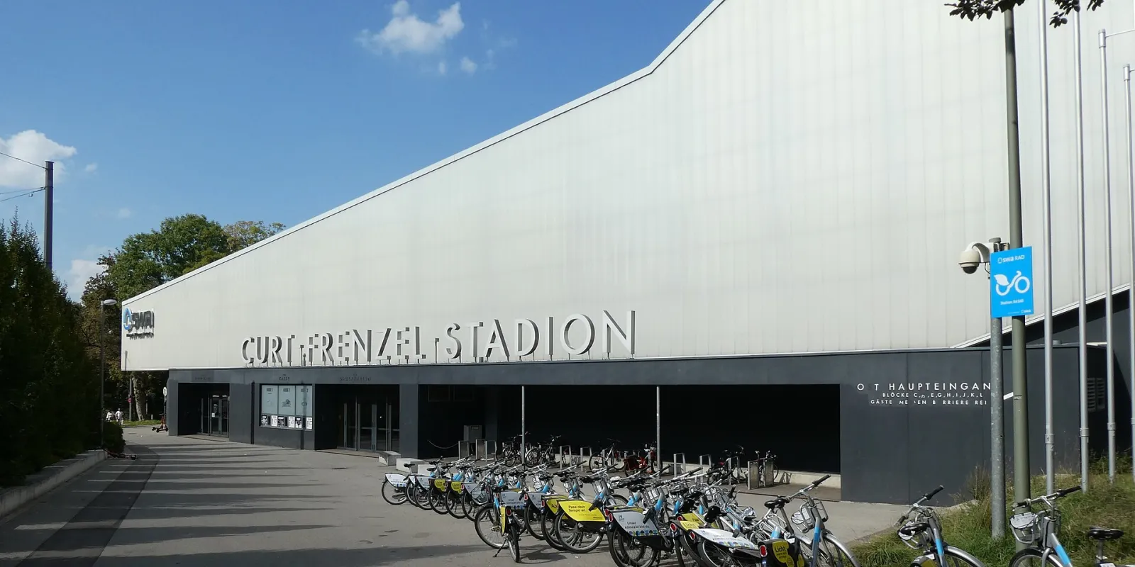 Die Eingangsseite des Curt-Frenzel-Stadions neben der Freiluftbahn II – Curt-Frenzel-Stadion Bahn II