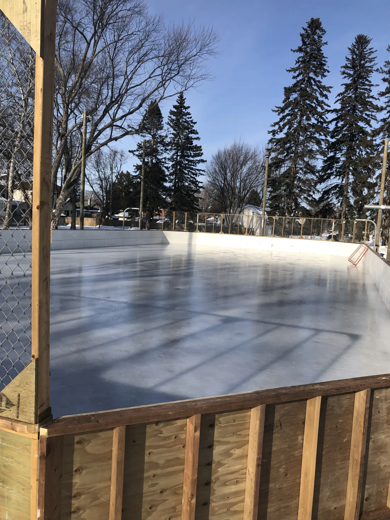 La pista de Dease Park vista por encima de las vallas de madera — Dease Park Outdoor Rink