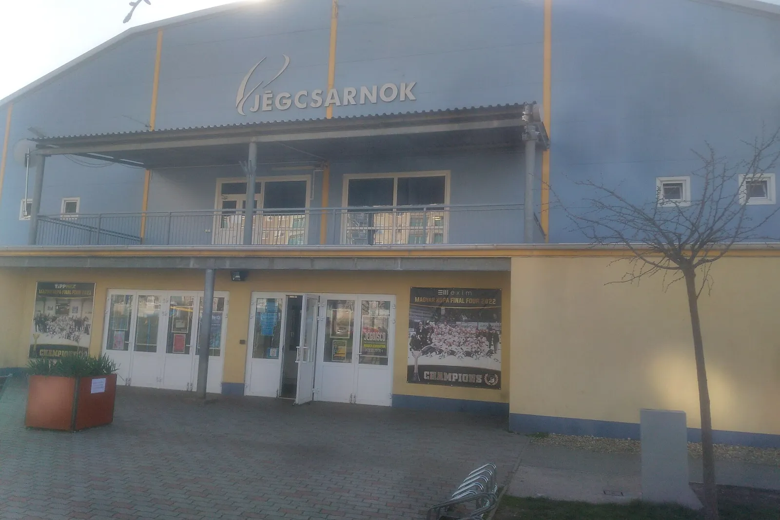 A Debreceni Jégcsarnok bejárati homlokzata a Derék utcában – Debreceni Jégcsarnok