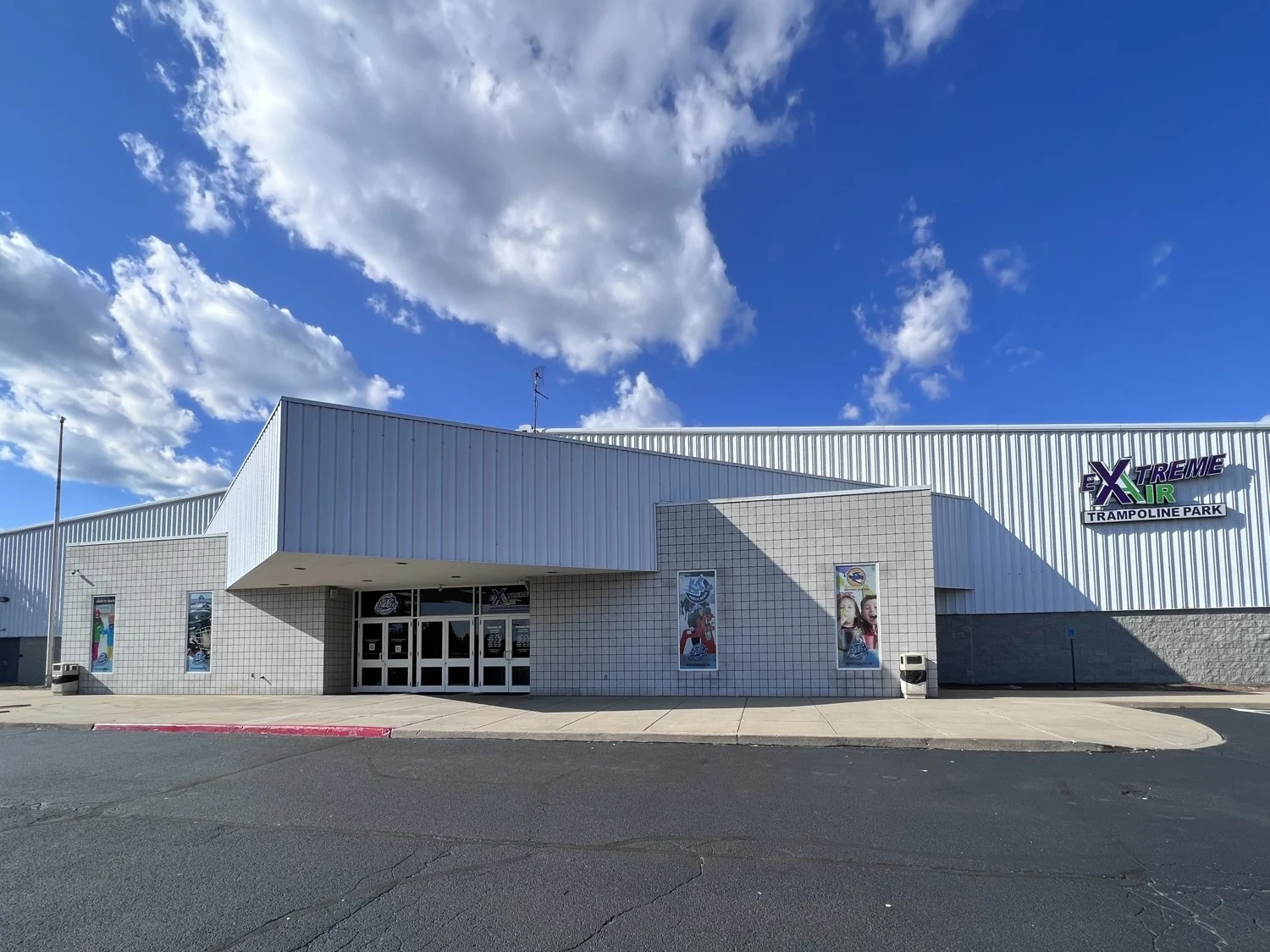 El exterior blanco y la entrada principal de Deep Freeze Ice Arena junto a la sección de Extreme Air. — Deep Freeze Ice Arena