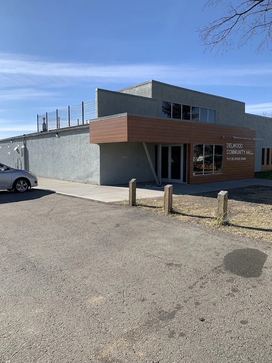 El exterior de Delwood Community League Rink, en una foto de su ficha de Google Maps. — Delwood Community League Rink