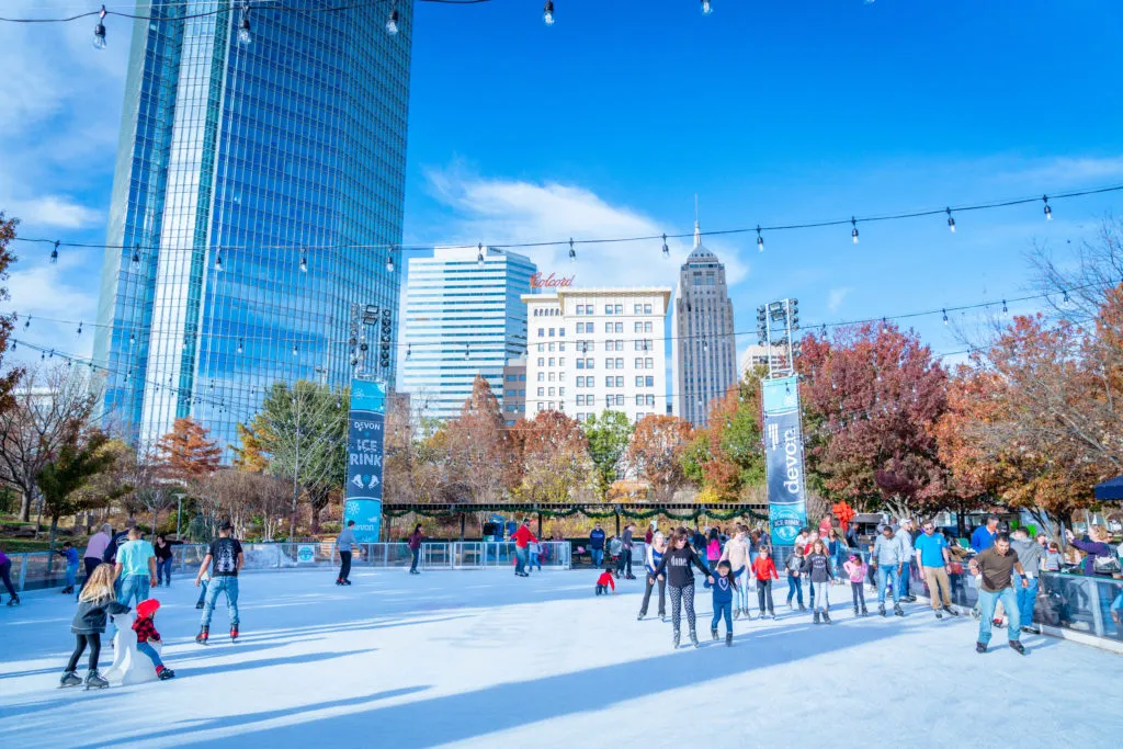 La Devon Ice Rink en Myriad Botanical Gardens con el horizonte de Oklahoma City detrás — Devon Ice Rink