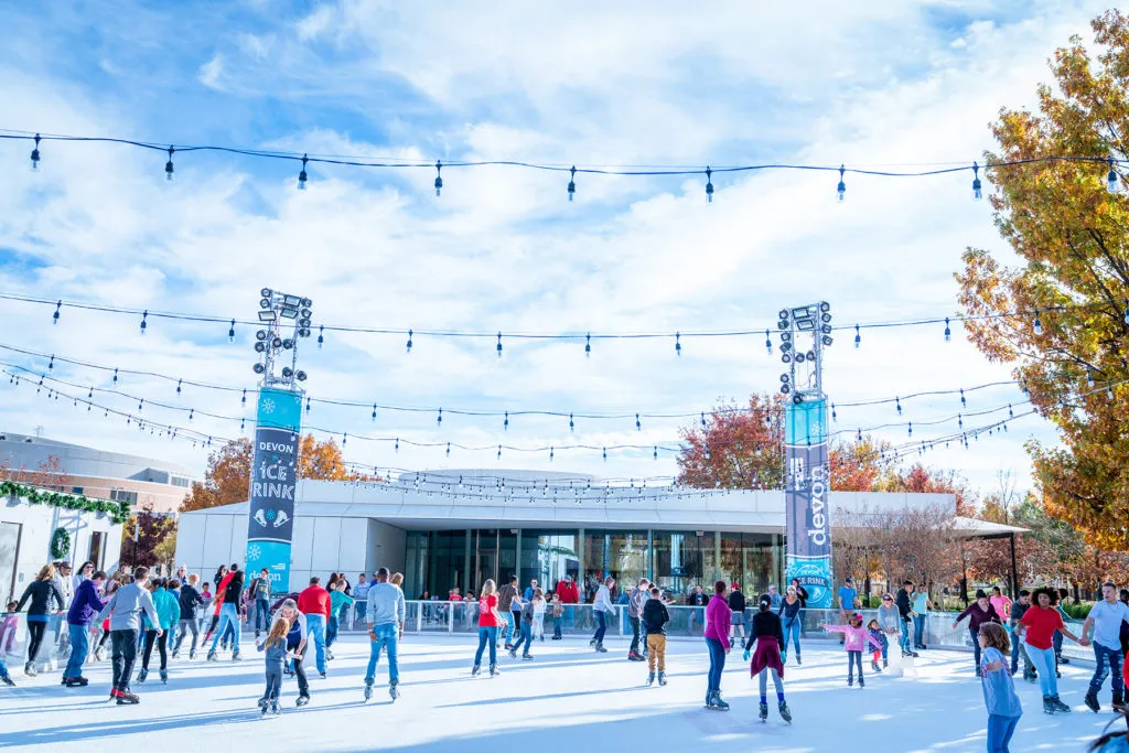 Patinadores en la Devon Ice Rink junto al edificio de Myriad Gardens — Devon Ice Rink
