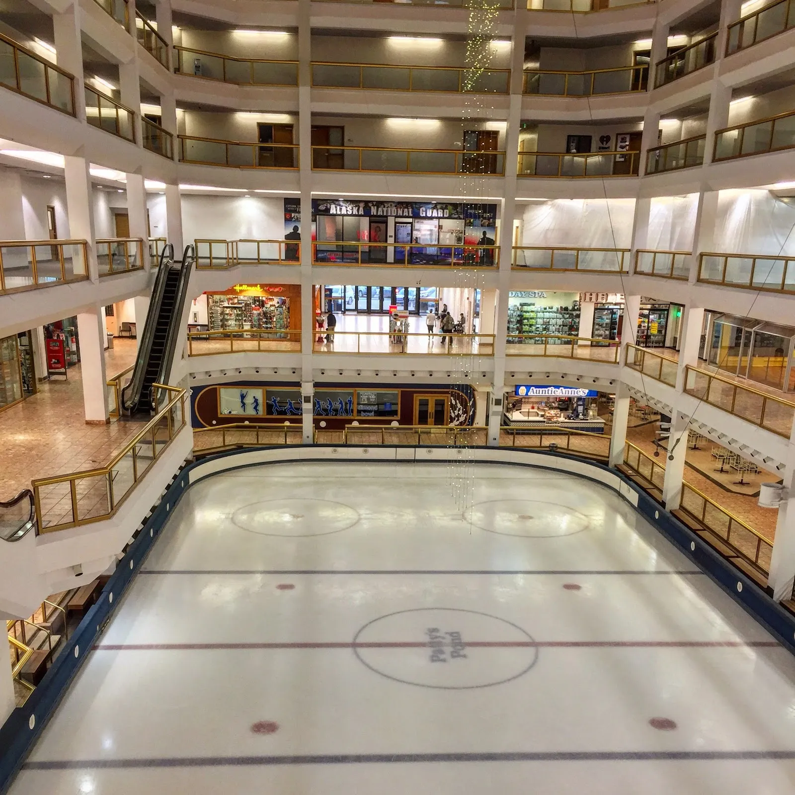 La pista de hielo del Dimond Ice Chalet en medio del atrio del centro comercial Dimond Center. — Dimond Ice Chalet