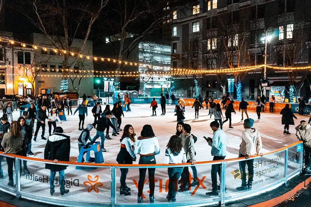 Patinadores en la Downtown Sacramento Ice Rink de noche (sitio web de Downtown Sacramento Partnership) — Downtown Sacramento Ice Rink