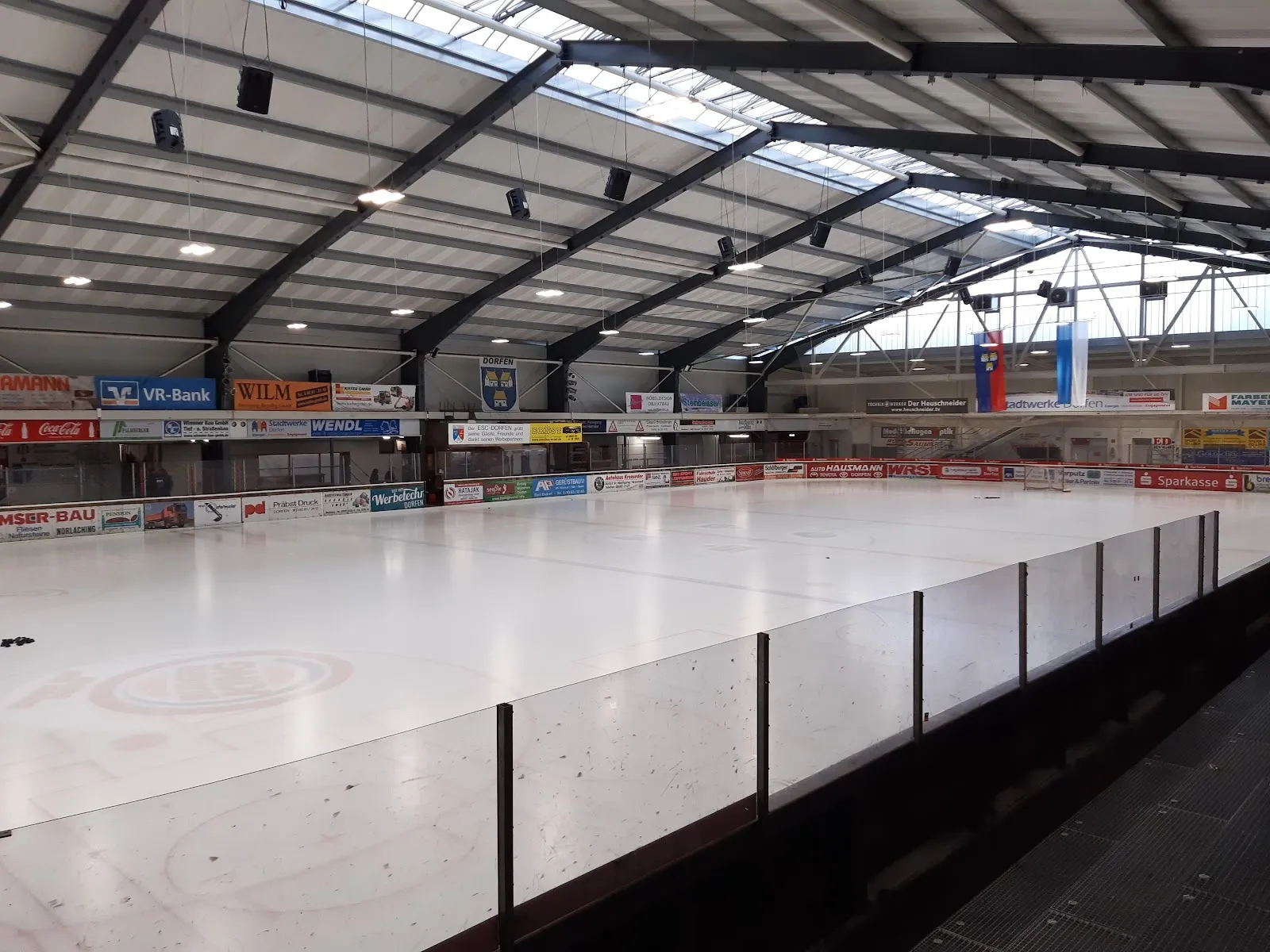 The ice sheet of the Dr.-Rudolf-Stadion in Dorfen under the steel roof, seen from the boards. — Dr.-Rudolf-Stadion Dorfen