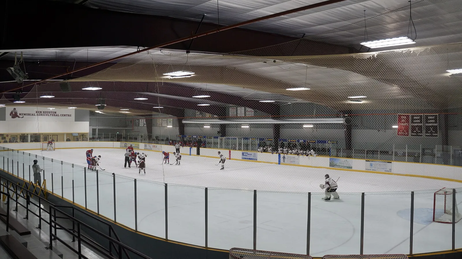 Un partido en el hielo de la arena del Ken Houston Memorial Agricultural Centre en Dresden. — Ken Houston Memorial Agricultural Centre (Dresden Arena)
