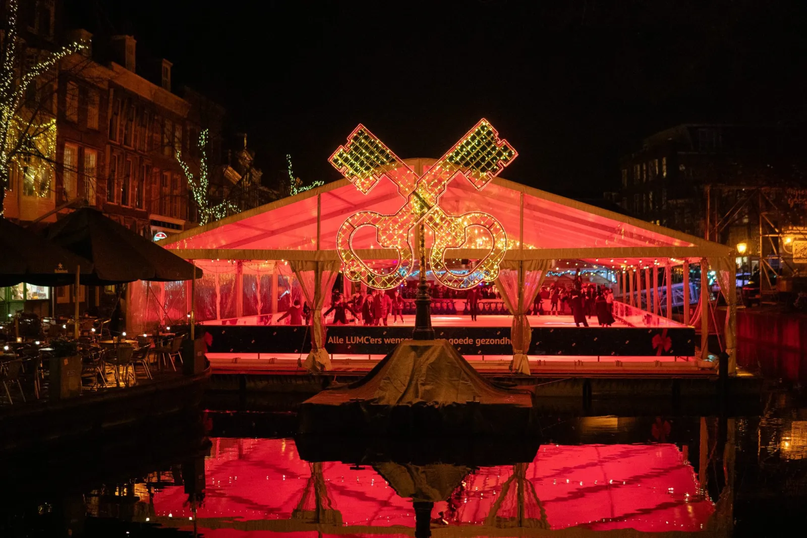 The covered Drijvende IJsbaan on the Nieuwe Rijn in Leiden at night — Drijvende IJsbaan Leiden