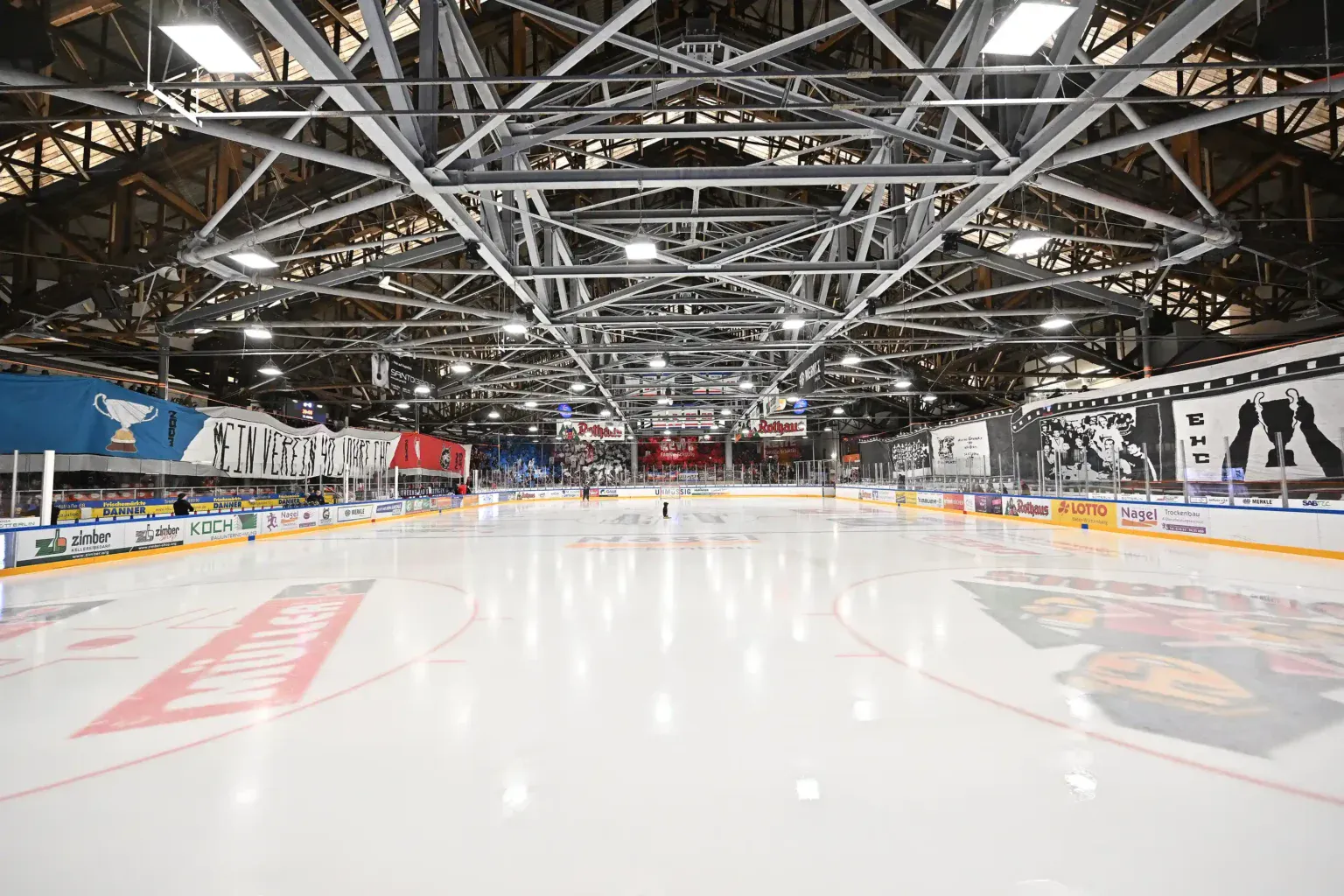 Die Eisfläche in der Echte Helden Arena – Echte Helden Arena