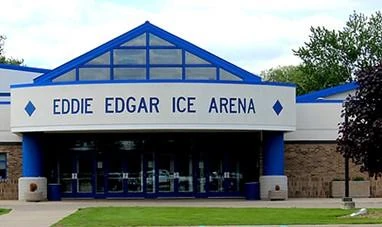 La entrada de frontón azul de Eddie Edgar Ice Arena. — Eddie Edgar Ice Arena
