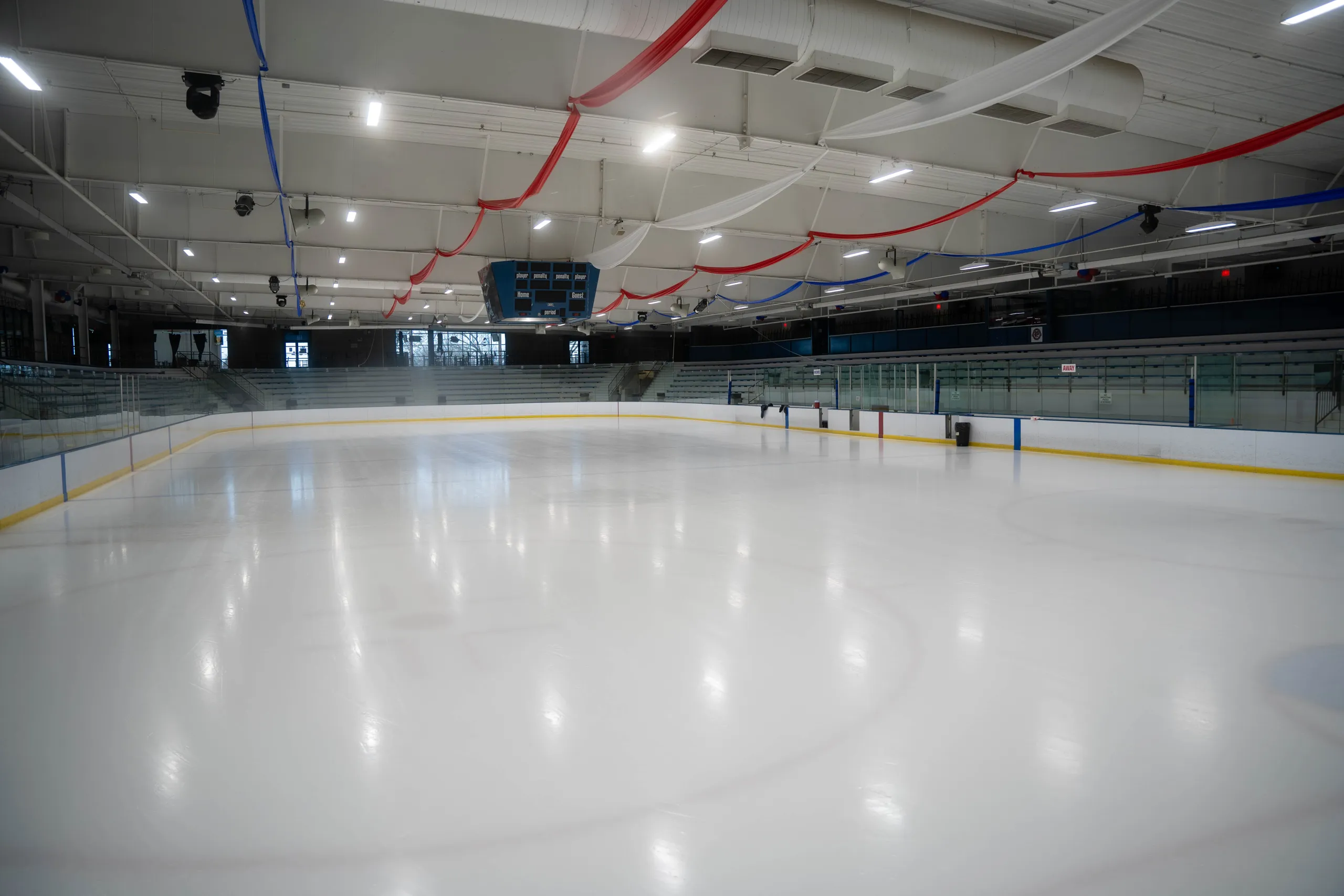 Serpentinas rojas, blancas y azules colgadas sobre el hielo — The Edge on Jefferson (Bensenville)