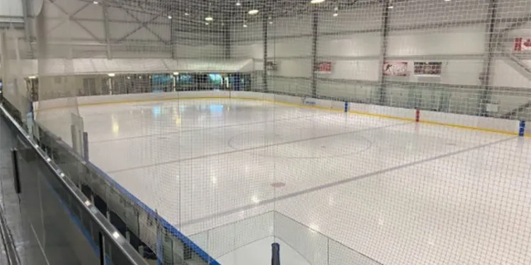 Vista interior del hielo de la arena del Booster Juice Recreation Centre en Terwillegar. — Terwillegar Arena